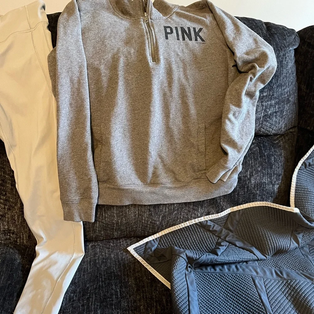 (3) EUC BUNDLE PINK VS LEGGINGS AND SHIRT SIZE L - Picture 5 of 9